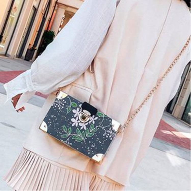 Broderi Floral Pu Flap Crossbody Vesker