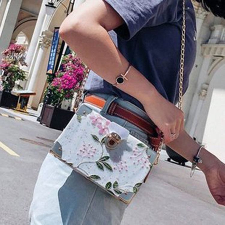 Broderi Floral Pu Flap Crossbody Vesker