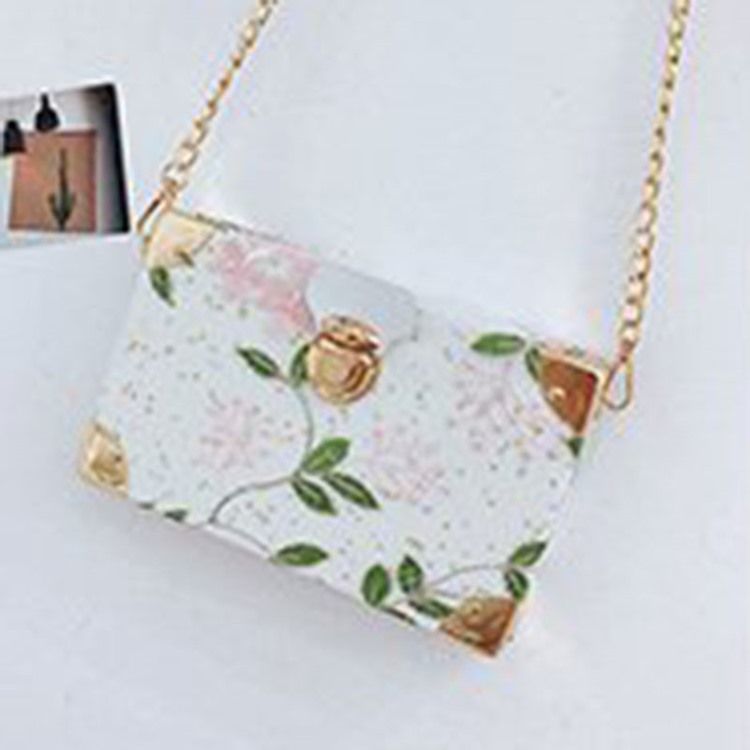 Broderi Floral Pu Flap Crossbody Vesker