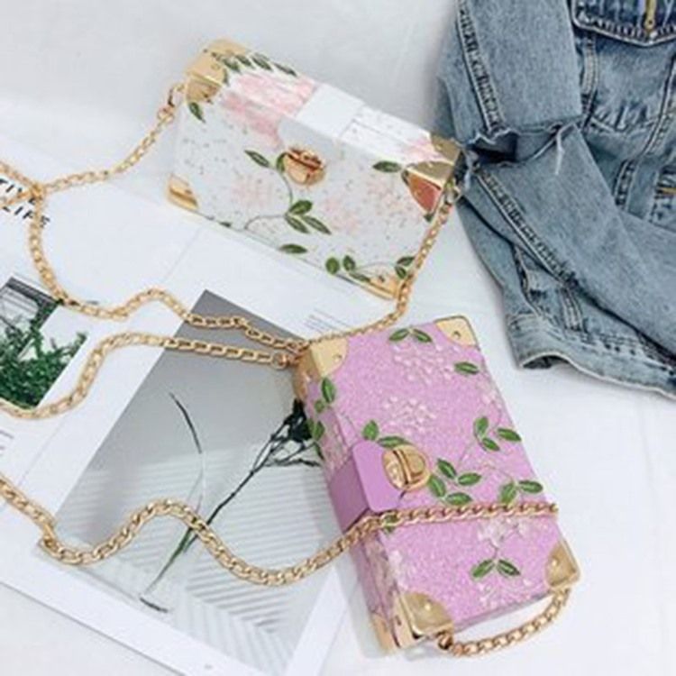 Broderi Floral Pu Flap Crossbody Vesker