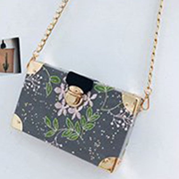 Broderi Floral Pu Flap Crossbody Vesker