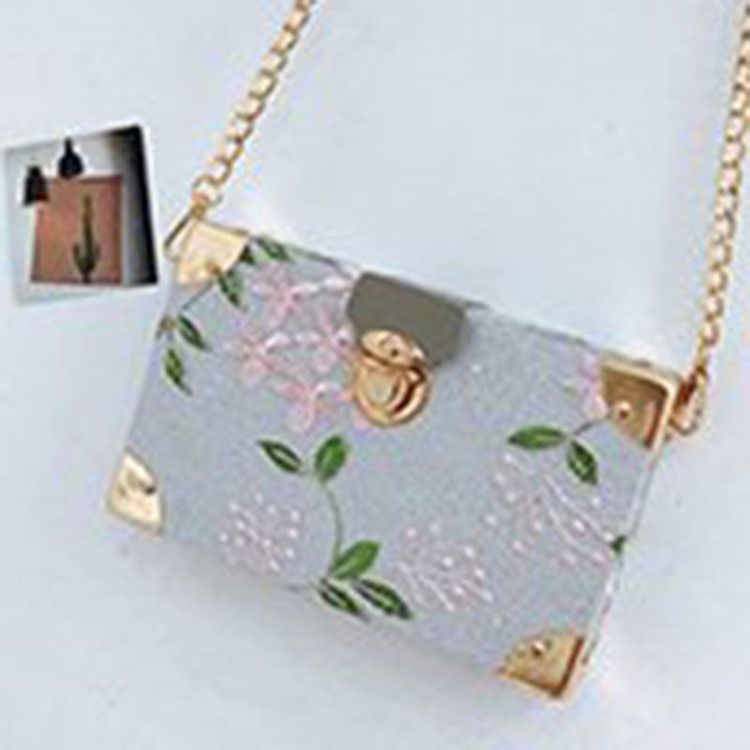 Broderi Floral Pu Flap Crossbody Vesker